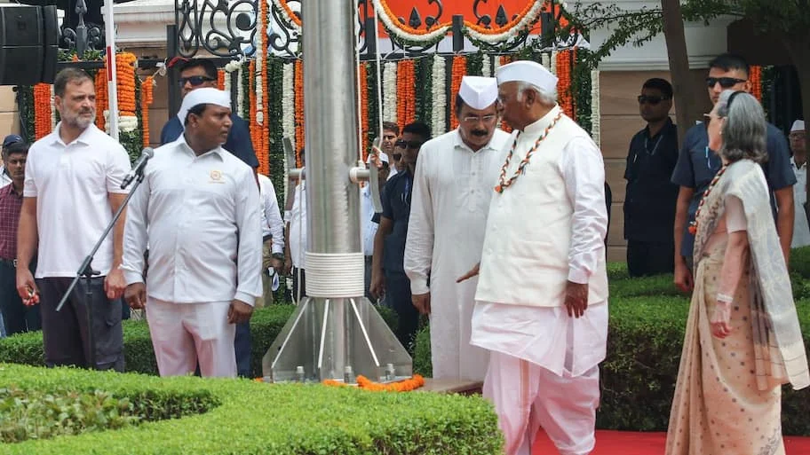 A political row over Vande Mataram has intensified after a video from the Congress headquarters in Delhi