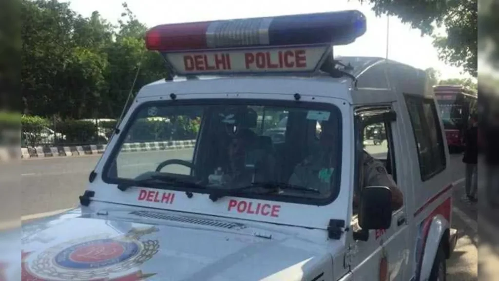 Jewellery worth over Rs 2 crore was allegedly stolen after thieves smashed the window of a jewellery
