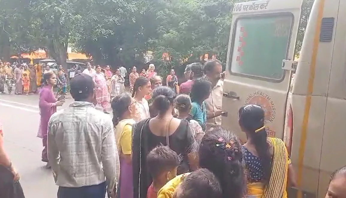 Women seen crowding the stage at a Rakhi event in UP Observing the worsening situation, Mayor
