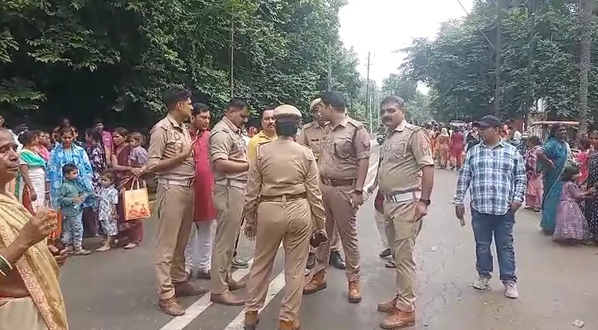 Women seen crowding the stage at a Rakhi event in UP Observing the worsening situation, Mayor