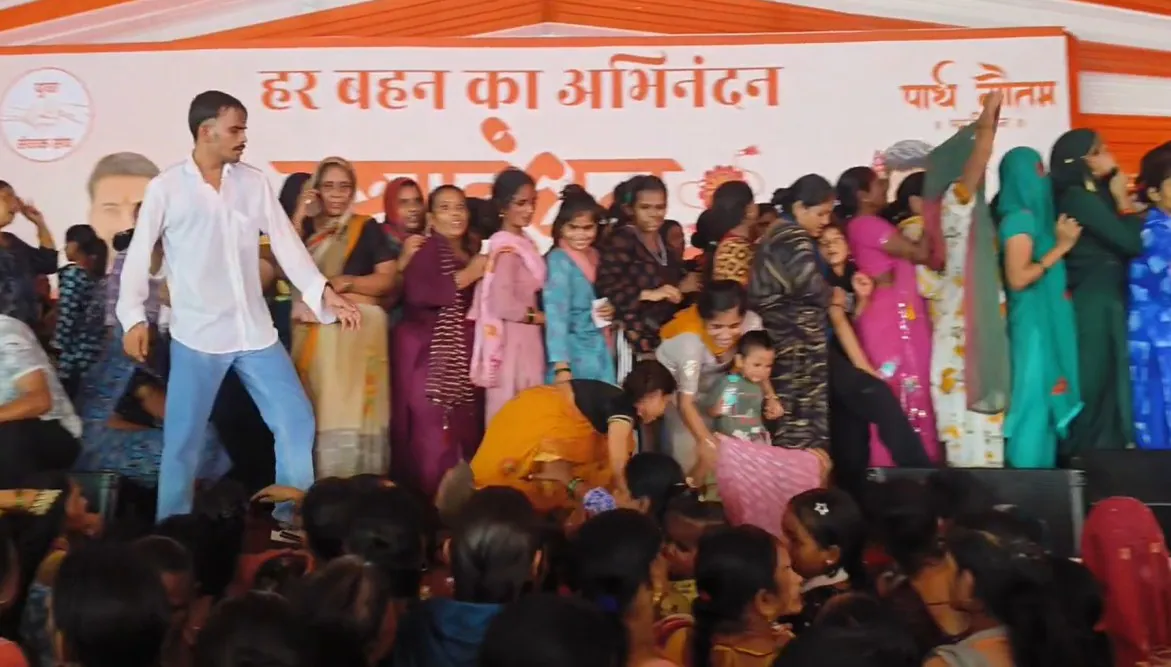 Women seen crowding the stage at a Rakhi event in UP Observing the worsening situation, Mayor