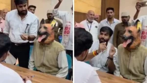 Accompanied by Municipal Corporation Leader of Opposition Deepak "Mullu" Rathore, the man used