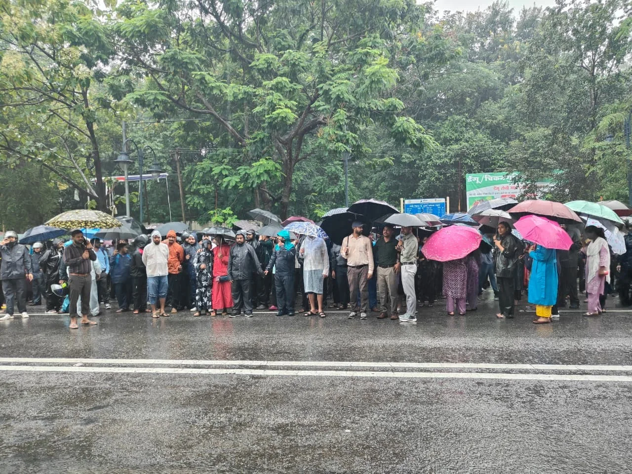 The JSSC-CGL candidates, who had already taken up government jobs, have now begun a protest of their own.