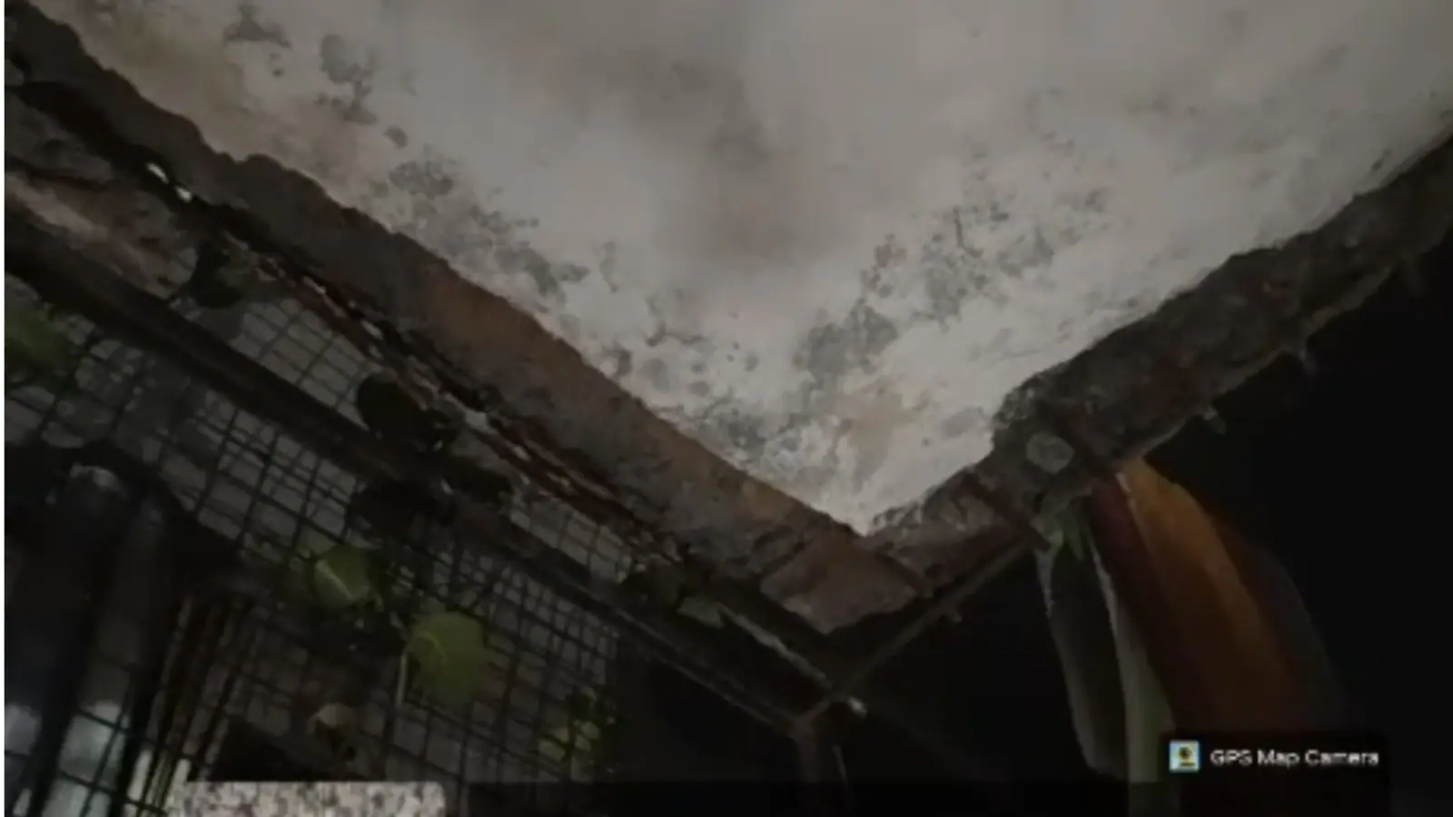 Last night, a large crack was noticed in a building in Chirag Delhi