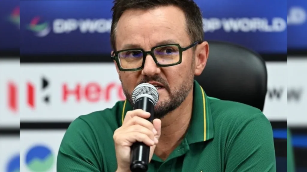Pakistan interim head coach Mike Hesson has expressed his willingness to take on the Test