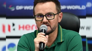 Pakistan interim head coach Mike Hesson has expressed his willingness to take on the Test