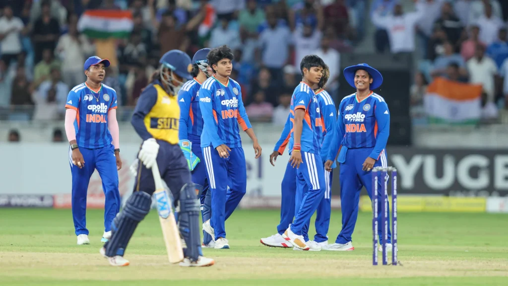 However, this time, the Indian women's team members did not even return to the ground