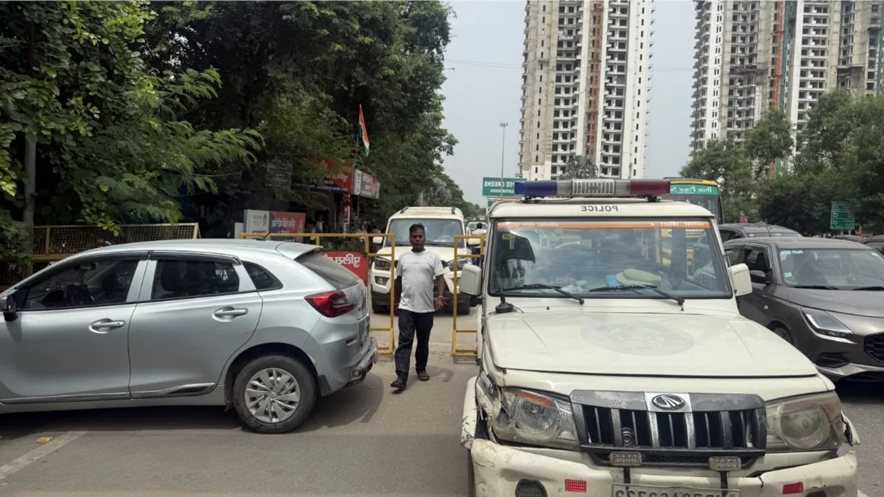 Moving towards the Delhi-Noida intersection near Mayur Vihar, which is one of the busiest