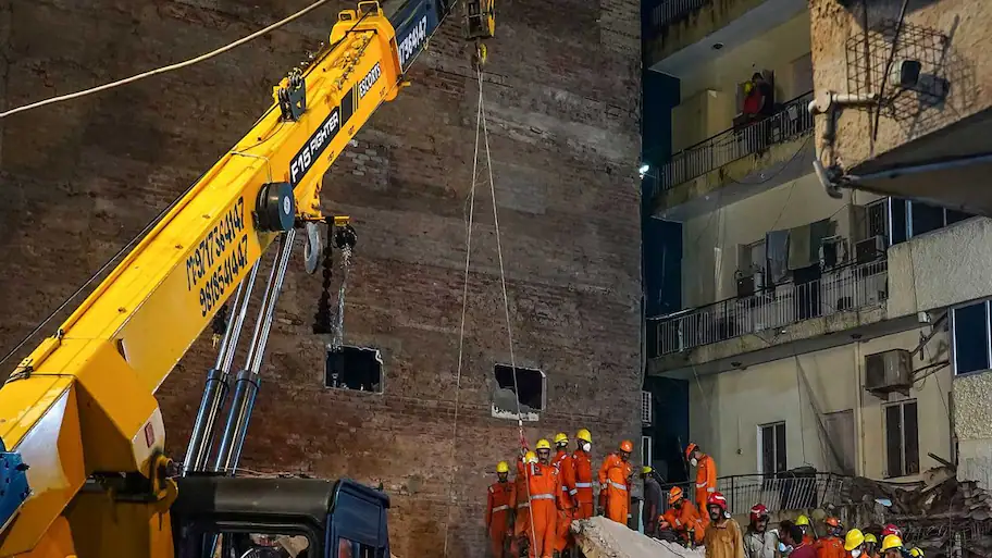 Traffic advisory urges commuters to avoid Dhaula Kuan, RTR Routes — Delhi Satya Niketan building