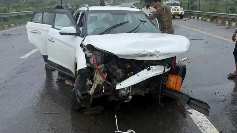 Three people were killed and two others injured when a car travelling from Delhi to Ballia