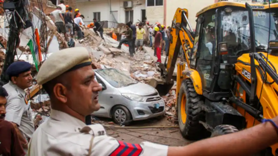 Death toll rises to 7 in Satya Niketan; Delhi HC to hear PIL — Delhi building collapse