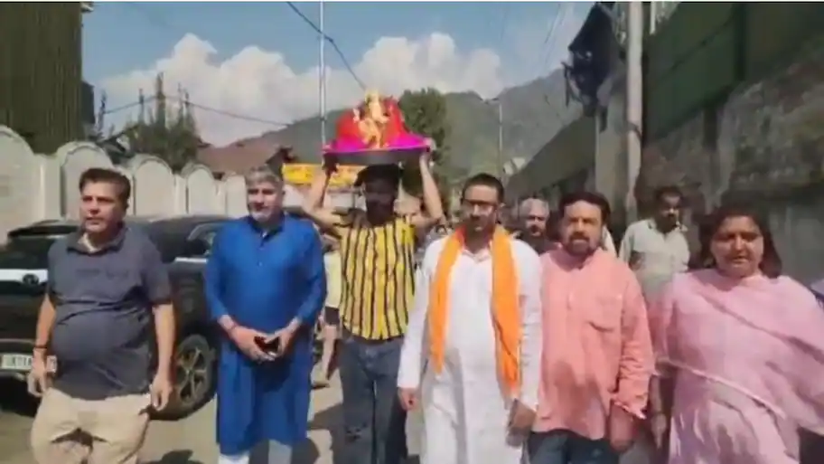 Kashmir witnesses revival of Ganesh Visarjan tradition on Jhelum after decades