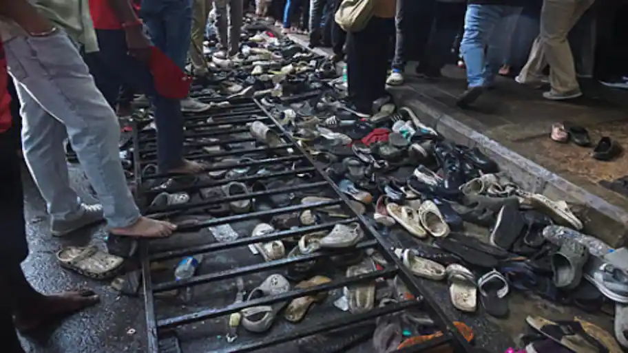 Kolkata: Heavy rain and a surge of visitors triggered a stampede at the Chorbagan Sarbojanin