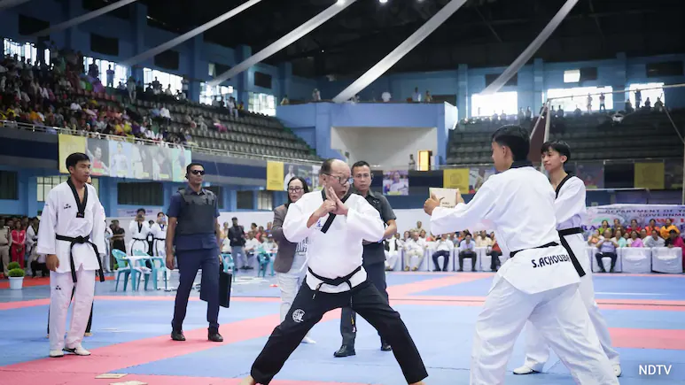 GTTF president Grand Master Jun Lee presented the distinction to the Chief Minister