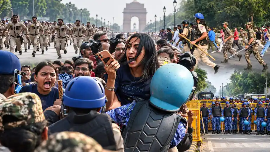 124 retired bureaucrats back Election Commission as Delhi-Mumbai protests continue — 'Rigged only