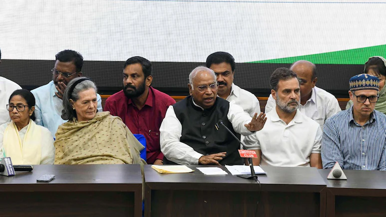 Yet, Sonia Gandhi arrived just before the conference began, catching everyone off guard