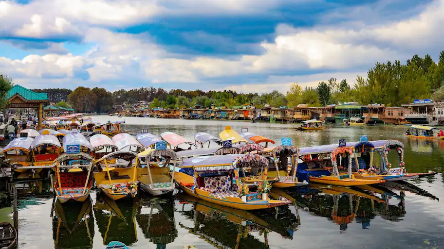 J&K High Court bans motorised shikaras, fuel-powered jet skis on Dal Lake