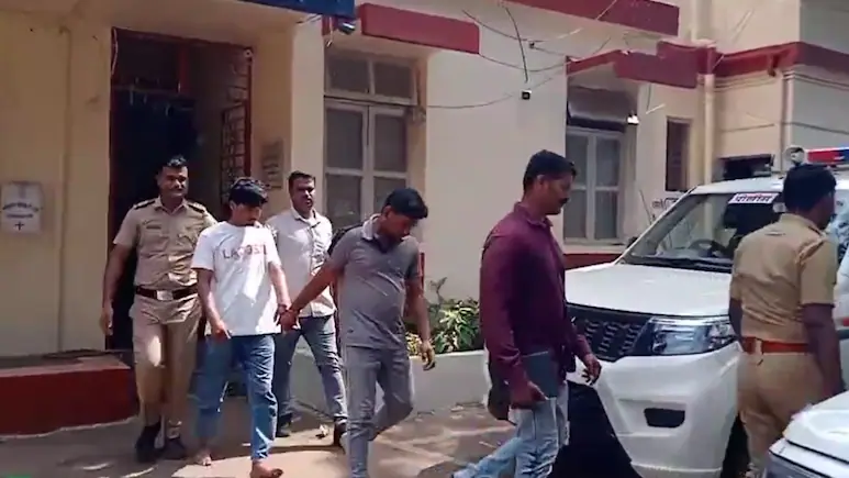 Man Steals Uncle's Gold To Buy Thar, Invites Him To Its Puja, receives Arrested