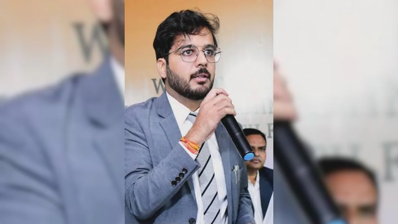 When asked to show an ID, the IAS officer got into an argument with the police officials