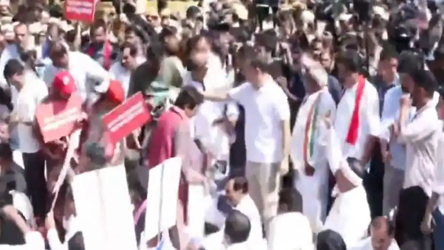 Security forces stopped it near the NITI Aayog building, and leaders including Rahul Gandhi