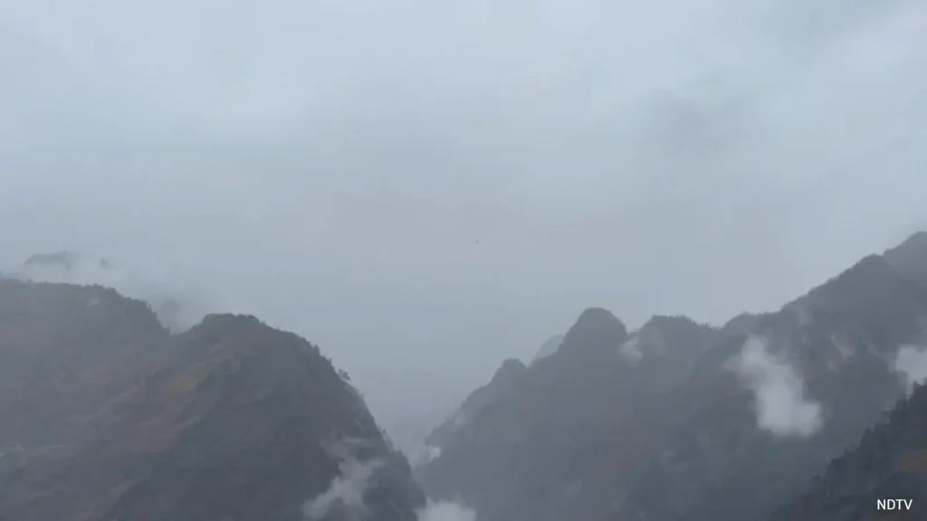 A helicopter carrying six people, including the pilot, has crashed amid snowfall