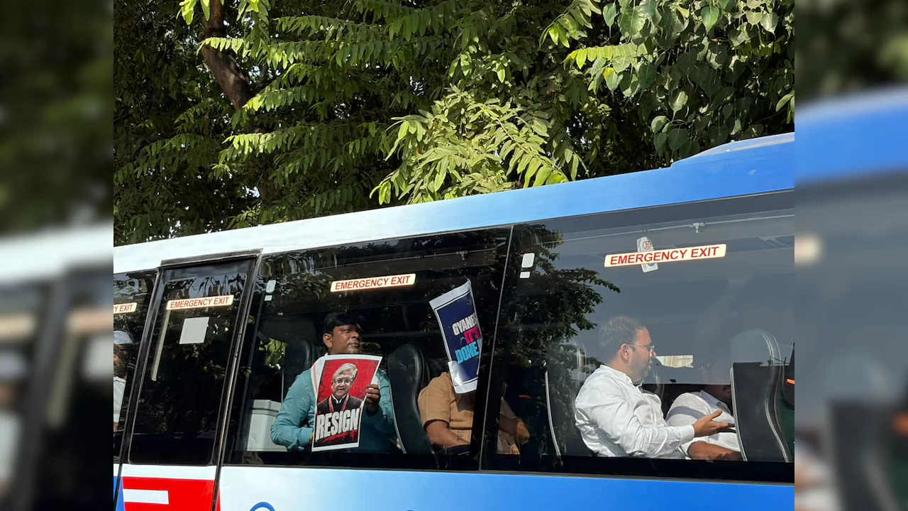 INDIA Bloc Tries To Head To Jantar Mantar For Protest, Road Blockades Stop Them