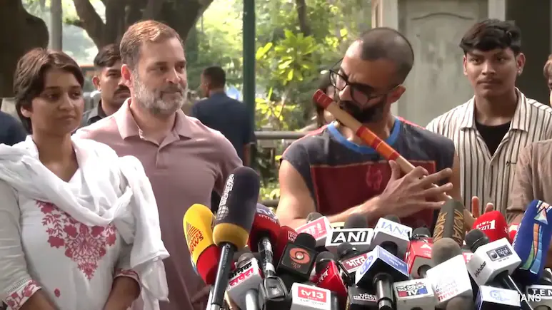 Rahul Gandhi, pointing to the protesters, said "this is India" Pivoting, the congress leader