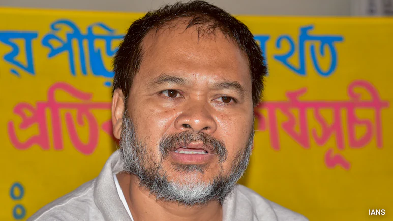 Revenue and Disaster Management Minister Keshab Mahanta also held discussions with Gogoi over