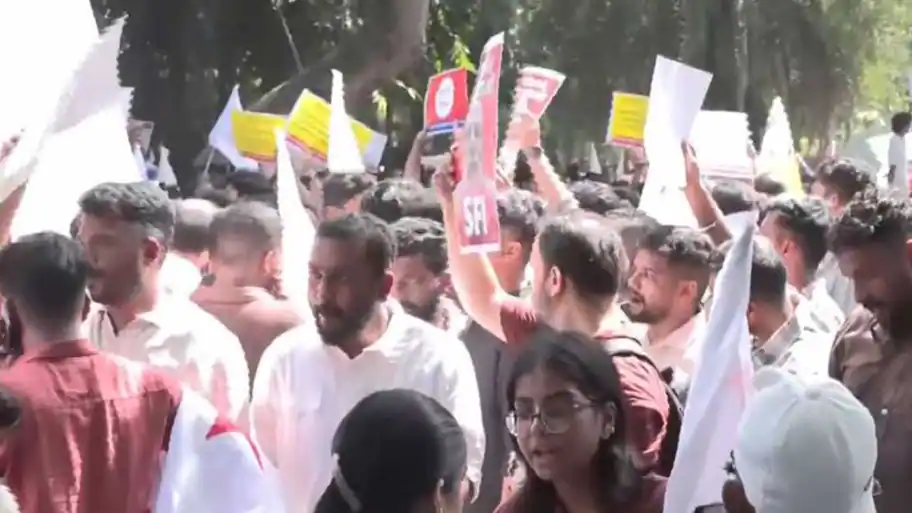 Mobile internet was suspended around Jantar Mantar on Friday as Delhi Police detained about 500