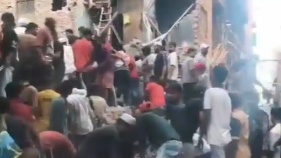 Month after Satya Niketan incident; another building collapses in Delhi's Seemapuri, 7 injured
