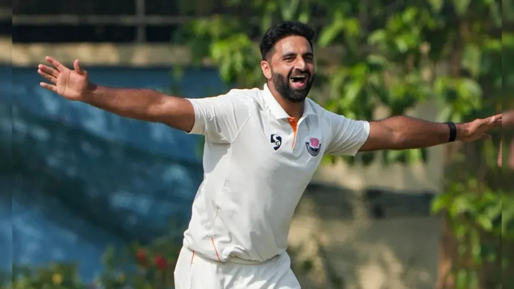 Auqib Nabi was the pick of the Jammu and Kashmir bowlers, claiming three wickets for 53 runs