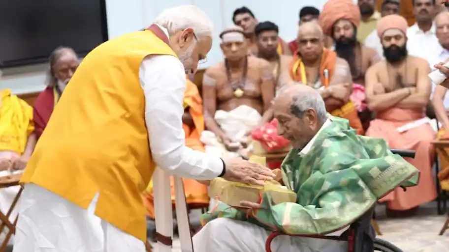 Prime Minister Narendra Modi on Wednesday condoled the death of Vummidi Ethiraj, the craftsman